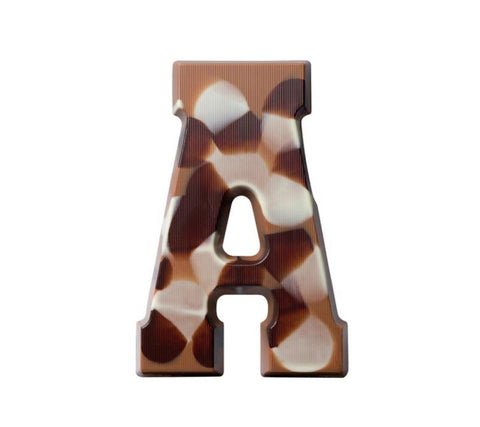 Luxe gevulde chocoladeletter S melk met praline als Sinterklaas cadeau, sfeerfoto 3