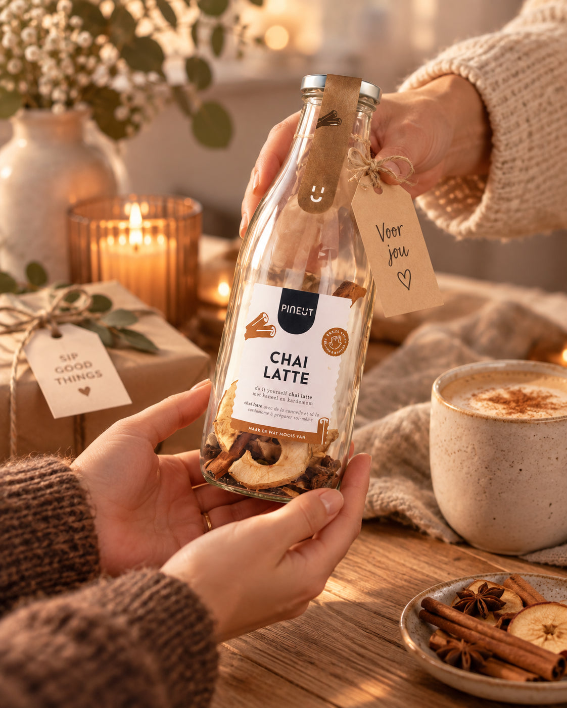 Chai latte maken DIY drankje in fles Pineut BIO als cadeau tijdens een persoonlijk overhandigingsmoment
