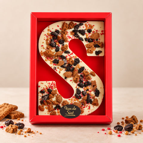 Luxe witte chocoladeletter S met salted caramel en Oreo als Sinterklaas cadeau