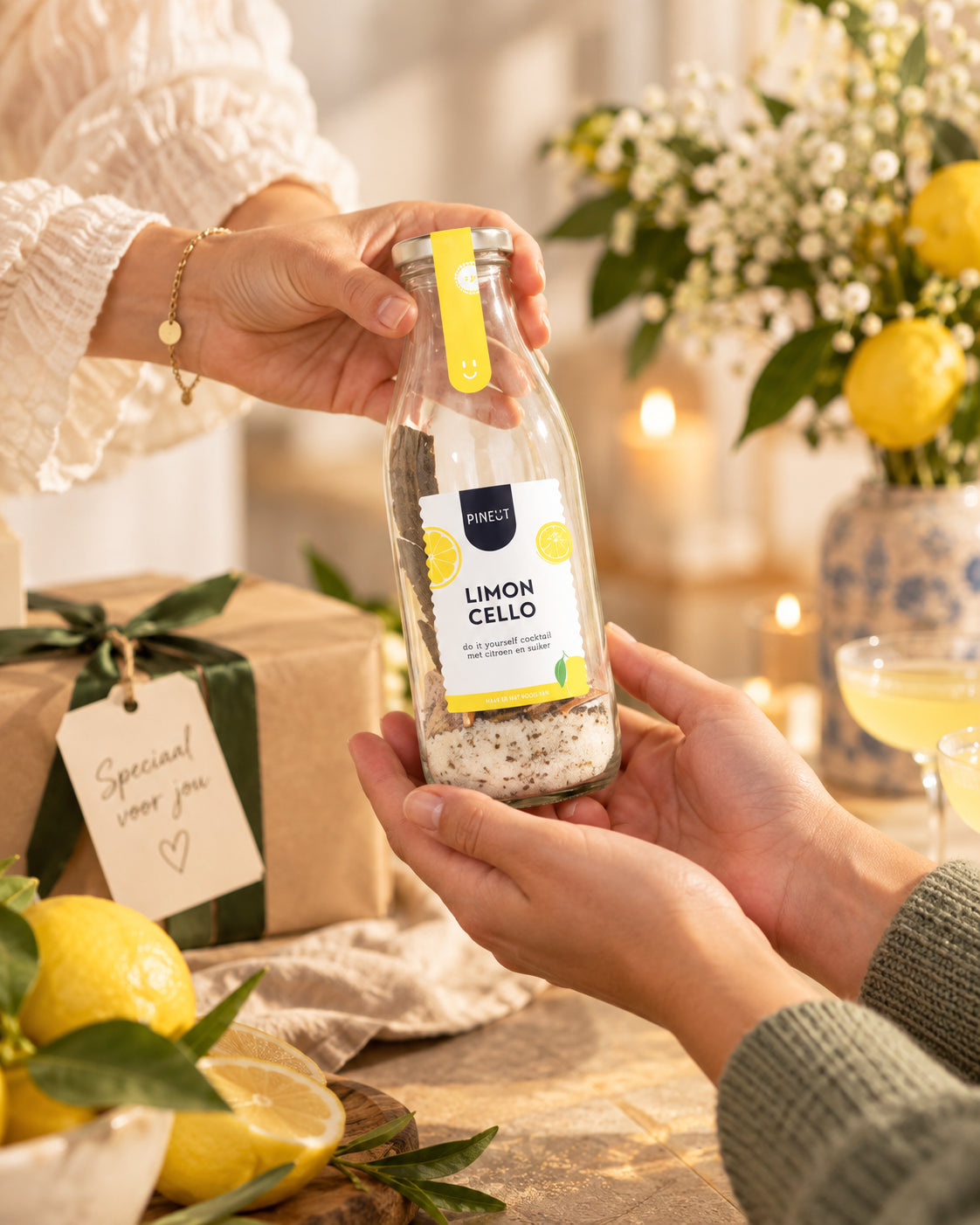 Limoncello maken DIY Cocktail in fles BIO Pineut als cadeau tijdens een persoonlijk overhandigingsmoment