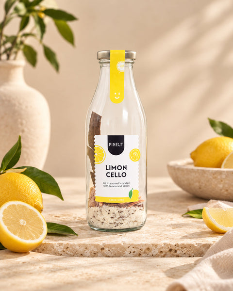 Limoncello maken DIY Cocktail in fles BIO Pineut van Pineut op rustige sfeervolle productachtergrond