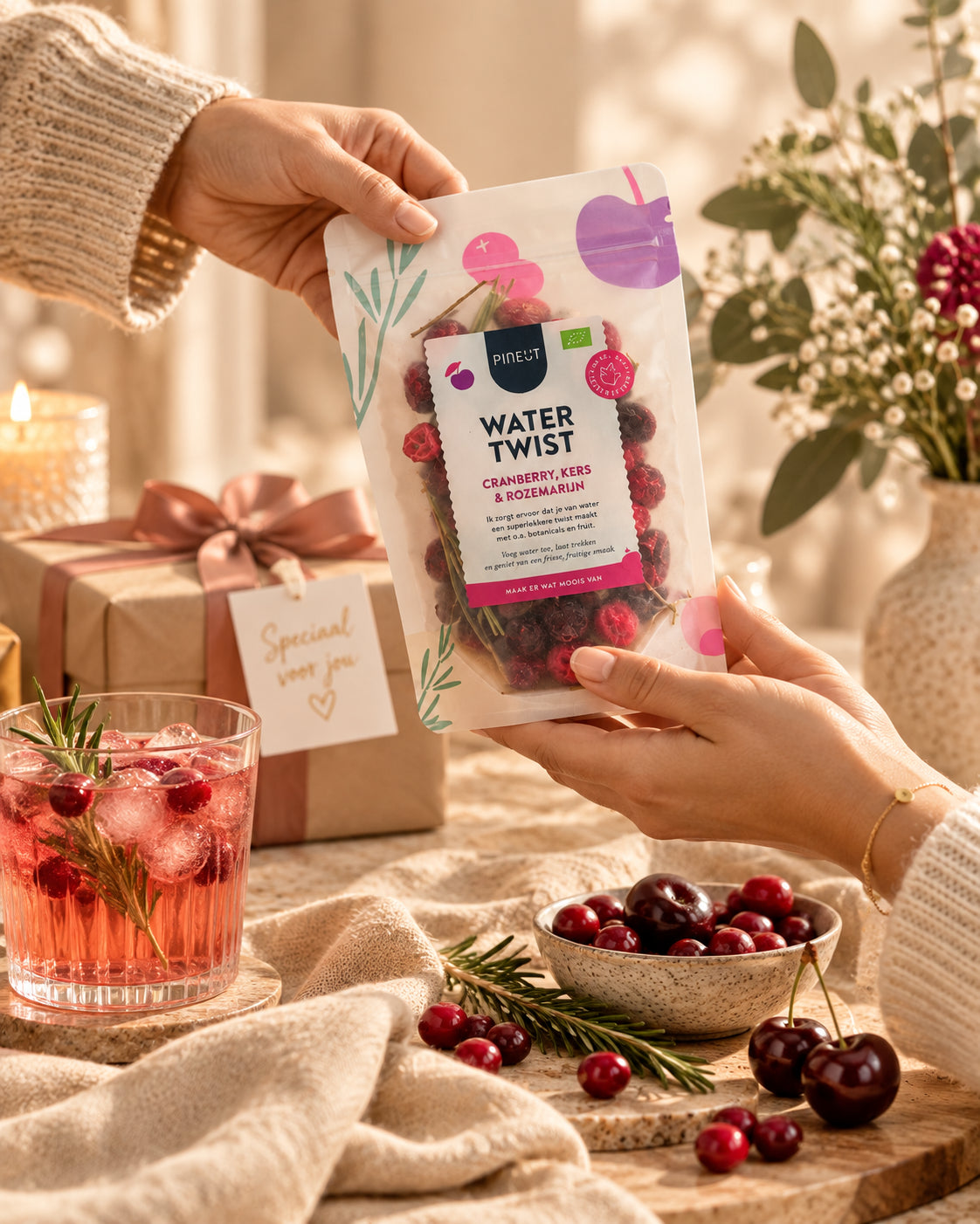 Watertwist Cranberry, Kers & Rozemarijn BIO Pouchbag als cadeau tijdens een persoonlijk overhandigingsmoment