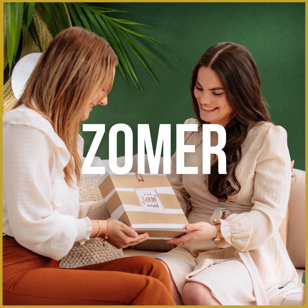 Gezellige zomerborrels met snacks en vrienden die een cadeau delen.
