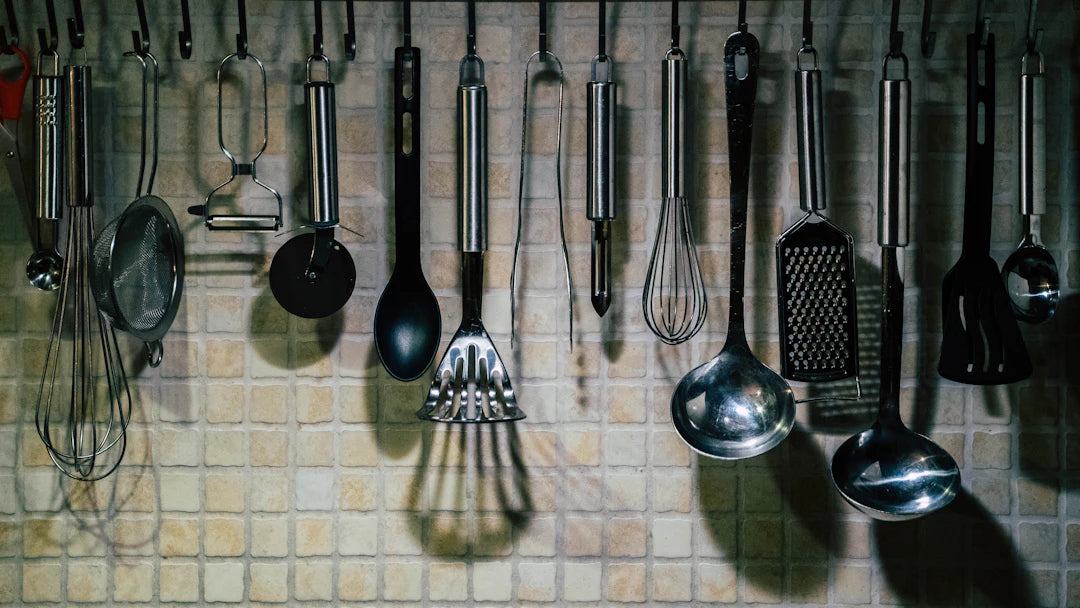 Functionele keukenaccessoires voor de creatieve thuischef aan een muur haken.
