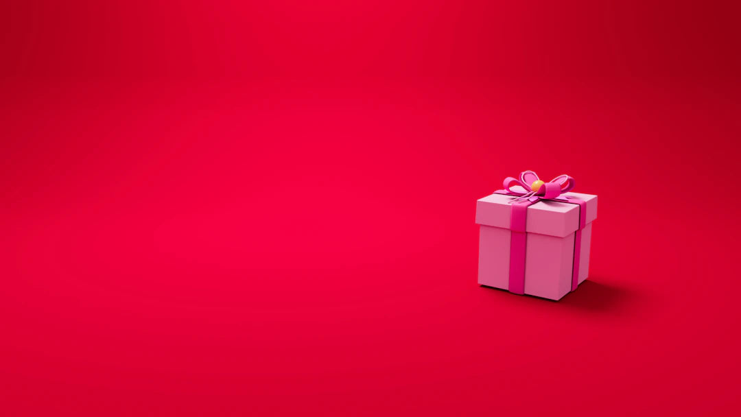 Elegante luxe cadeaus in een geschenkdoos met roze strik op een rode achtergrond.