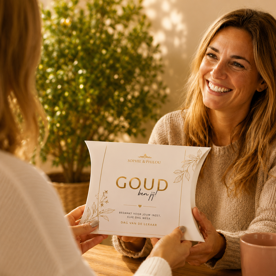 Originele Dag van de Leraar cadeaus 2026, vrouw ontvangt een geschenkdoos met dankbetuiging.