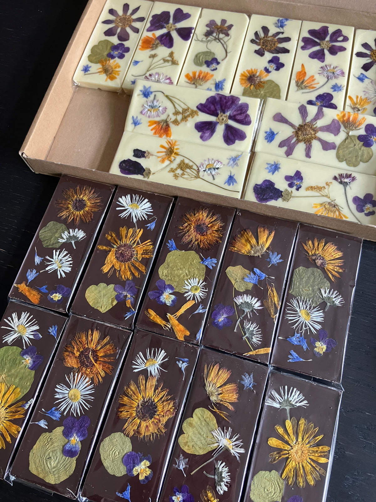 Kleine chocoladereep met eetbare bloemen