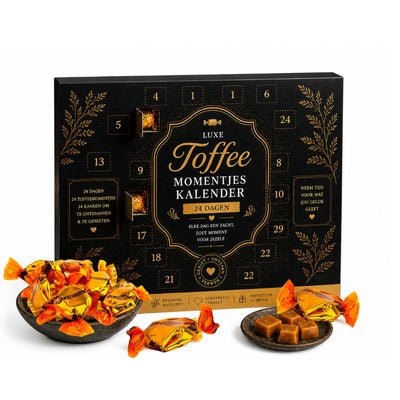 Luxe Toffee Momentjes Kalender met 24 dagen genieten en romige toffees op een elegant zwarte achtergrond.