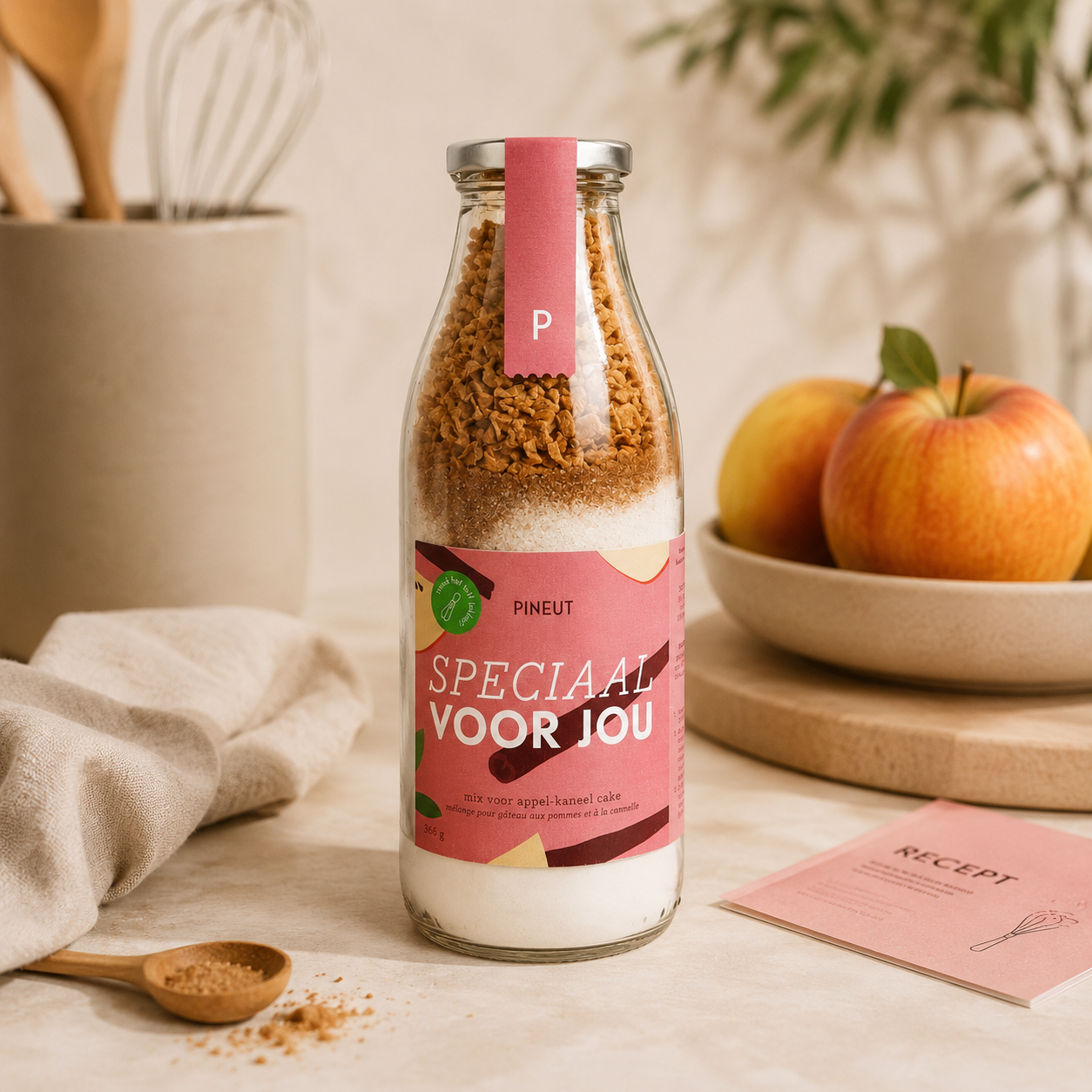 Appel-kaneel cake bakmix van Pineut in sfeervolle setting