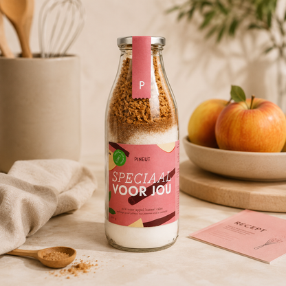 Appel-kaneel cake bakmix van Pineut in sfeervolle setting