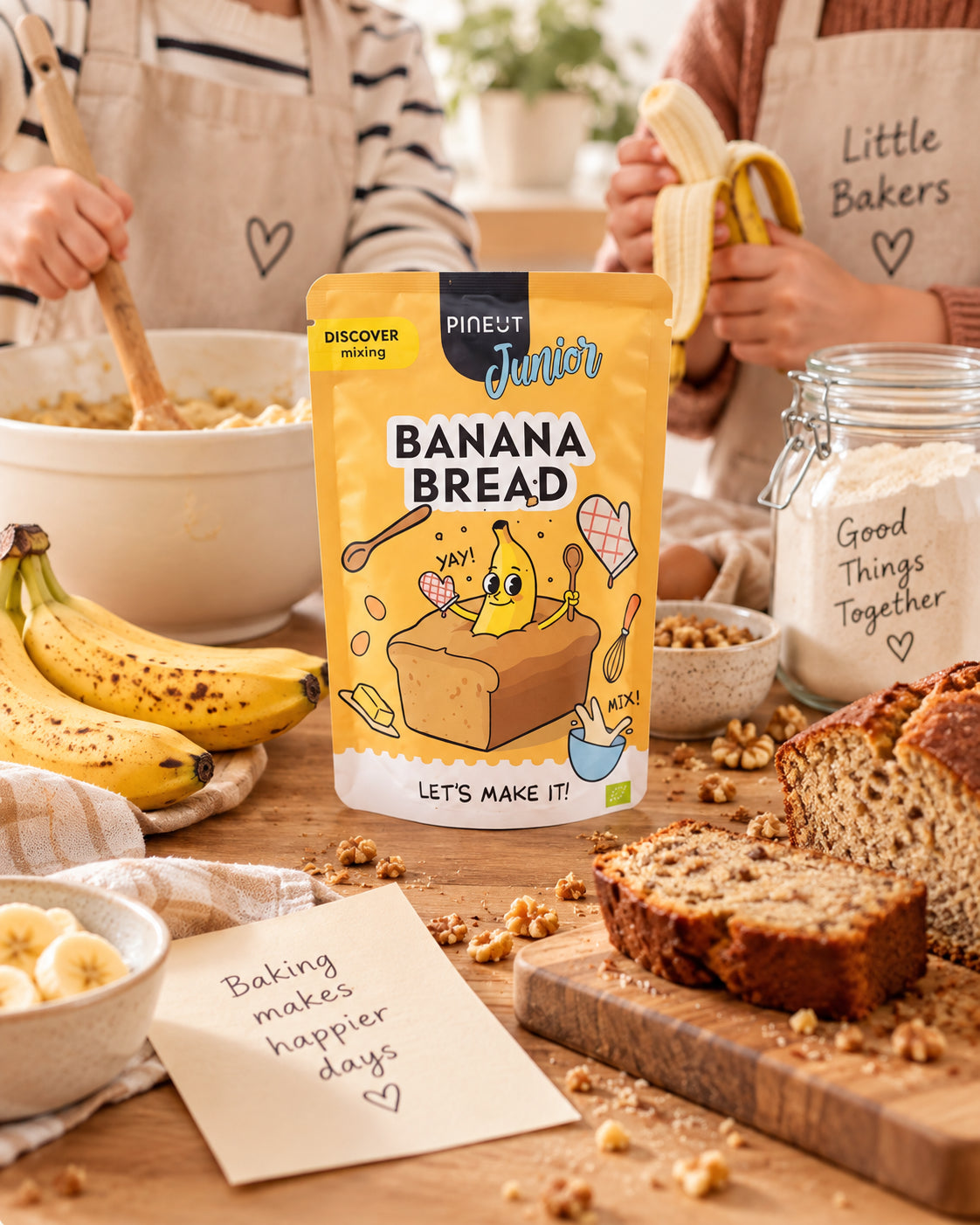 Sfeerbeeld van Banana bread mix Pineut Junior BIO met warme styling en passende ingrediënten