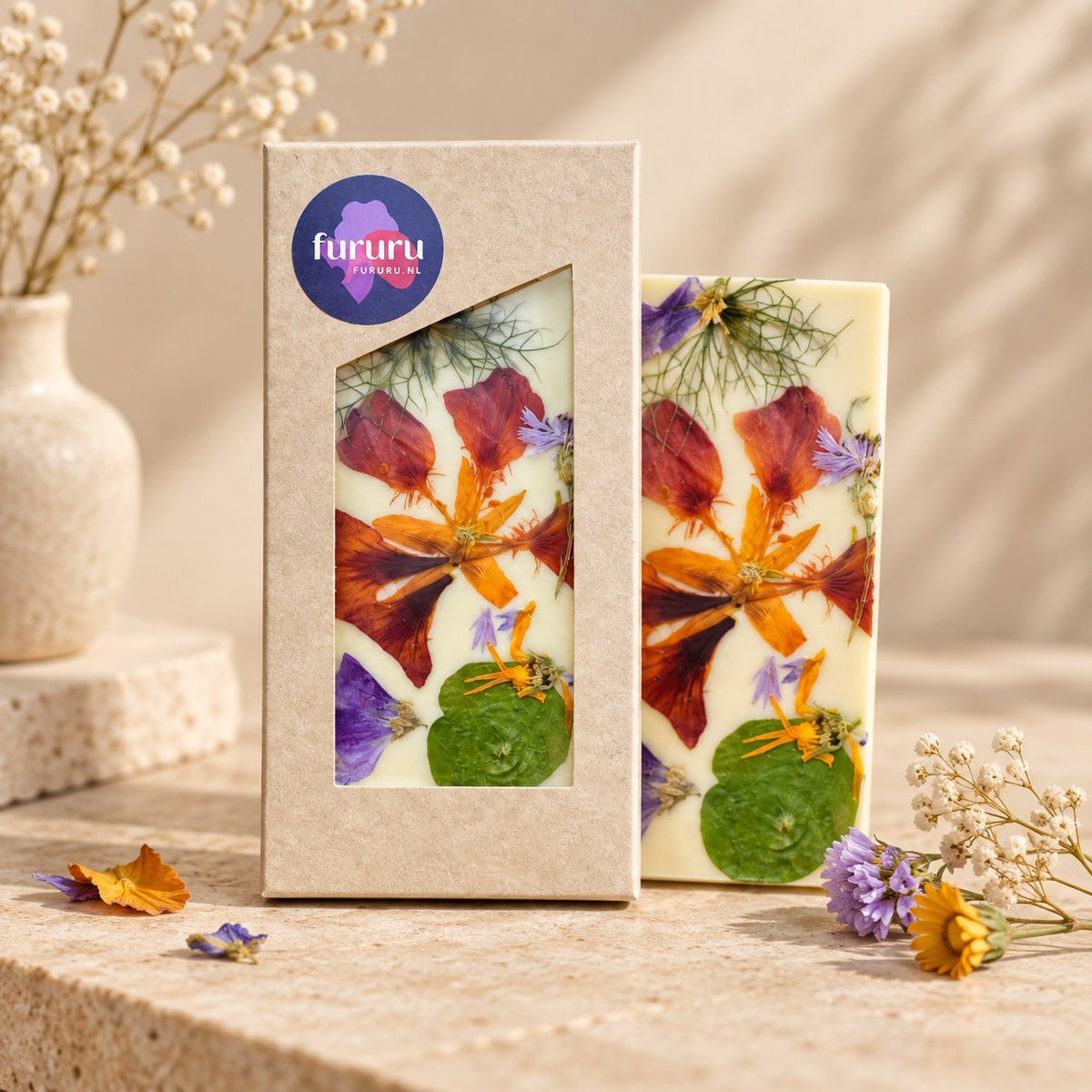 Bloemenreep Wit van Belgische witte chocolade met eetbare biologische bloemen van Wagemakers