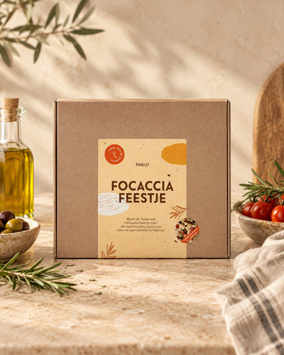 Borrelbrood focaccia feestje Brievenbuscadeau van Pineut op rustige sfeervolle productachtergrond