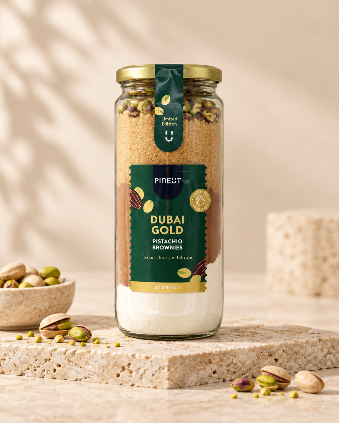 Brownies Dubai Gold Pure Chocolade, Pistache & Specerijen op rustige sfeervolle productachtergrond