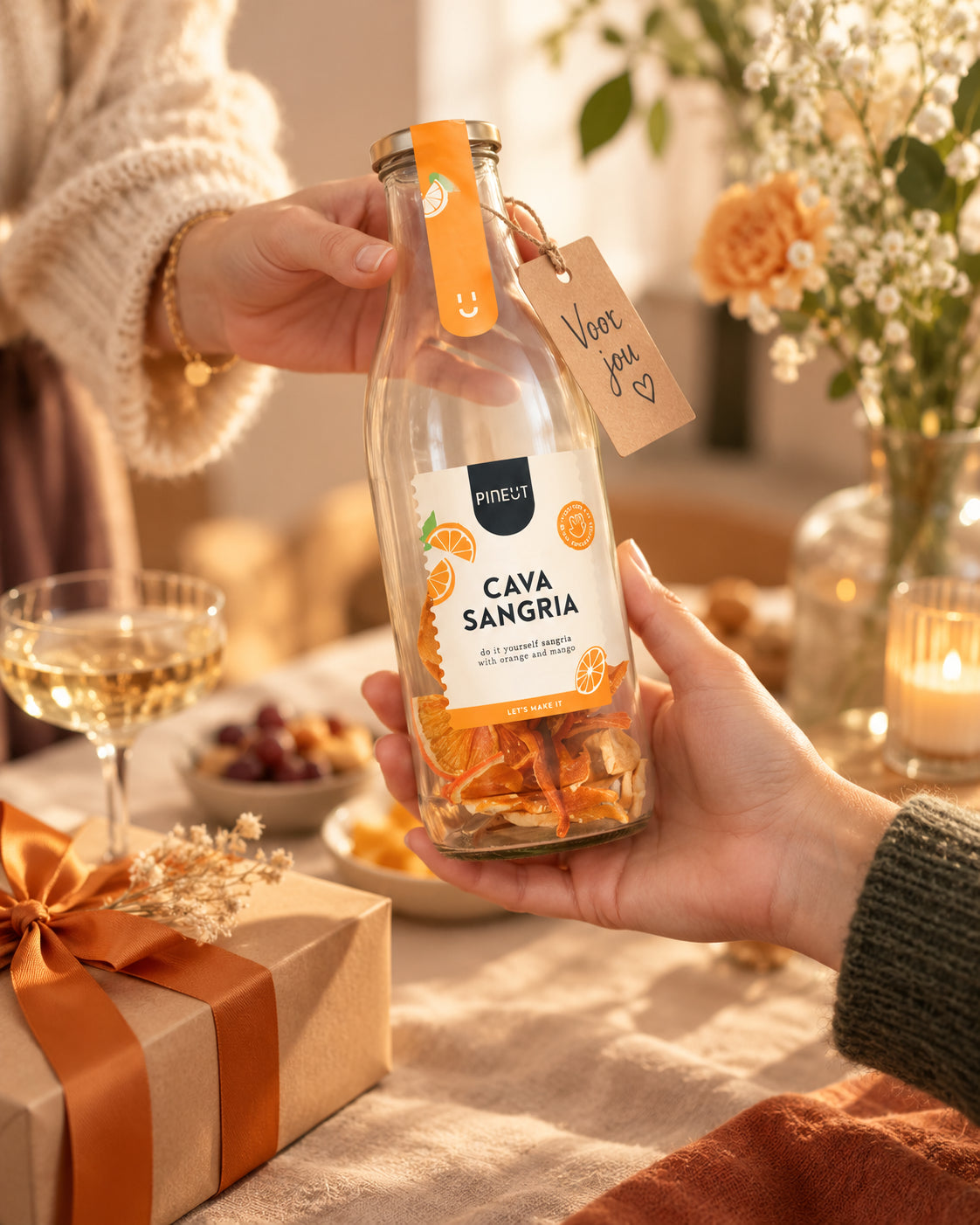 Cava Sangria BIO als cadeau tijdens een persoonlijk overhandigingsmoment