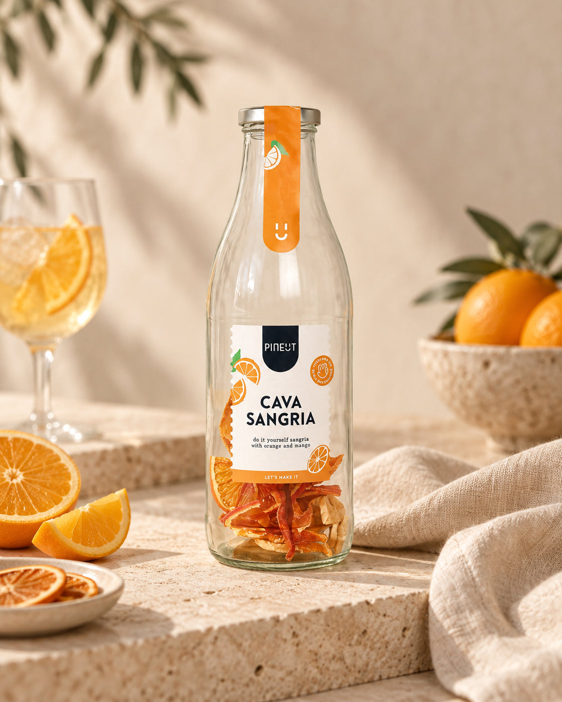 Cava Sangria BIO van Pineut op rustige sfeervolle productachtergrond