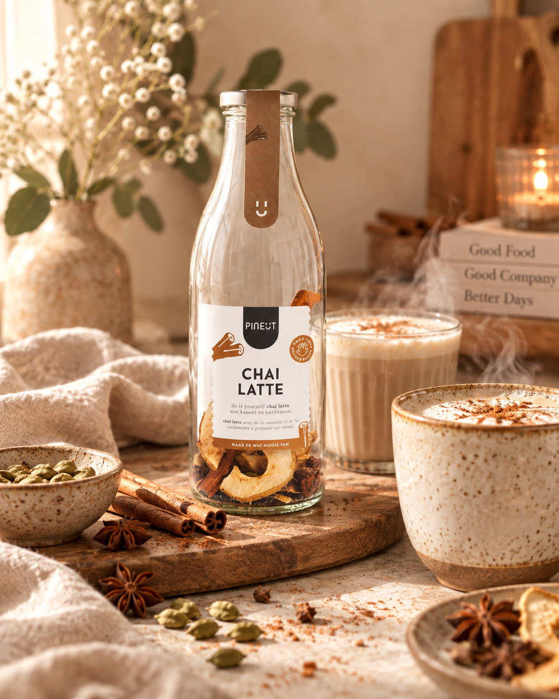 Sfeerbeeld van Chai latte maken DIY drankje in fles Pineut BIO met warme styling en passende ingrediënten
