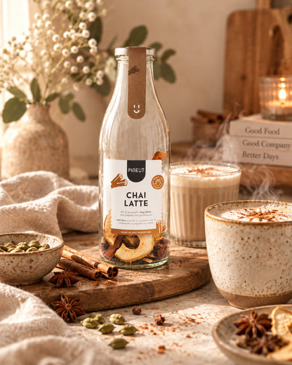 Sfeerbeeld van Chai latte maken DIY drankje in fles Pineut BIO met warme styling en passende ingrediënten