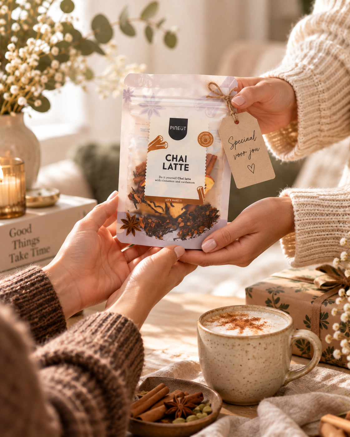 Chai Latte Pouchbag BIO als cadeau tijdens een persoonlijk overhandigingsmoment