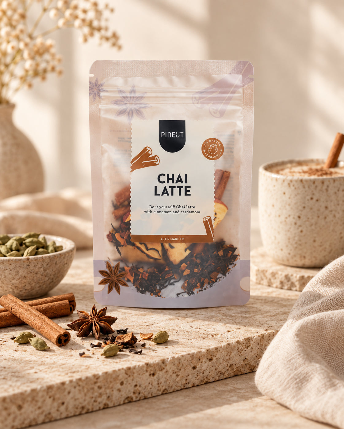 Chai Latte Pouchbag BIO van Pineut op rustige sfeervolle productachtergrond