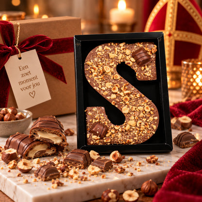 Chocoladeletter S met hazelnotencrème Bueno voor een persoonlijk Sinterklaas cadeau