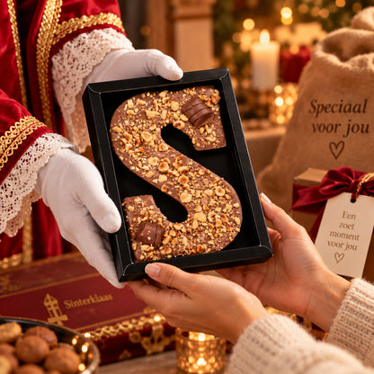 Zakelijk Sinterklaas cadeau met luxe gevulde chocoladeletter S hazelnotencrème Bueno