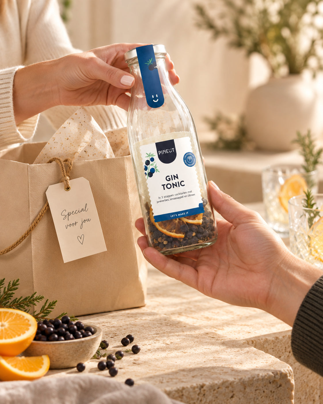 Cocktail Gin Tonic Cocktail maken karaf BIO als cadeau tijdens een persoonlijk overhandigingsmoment