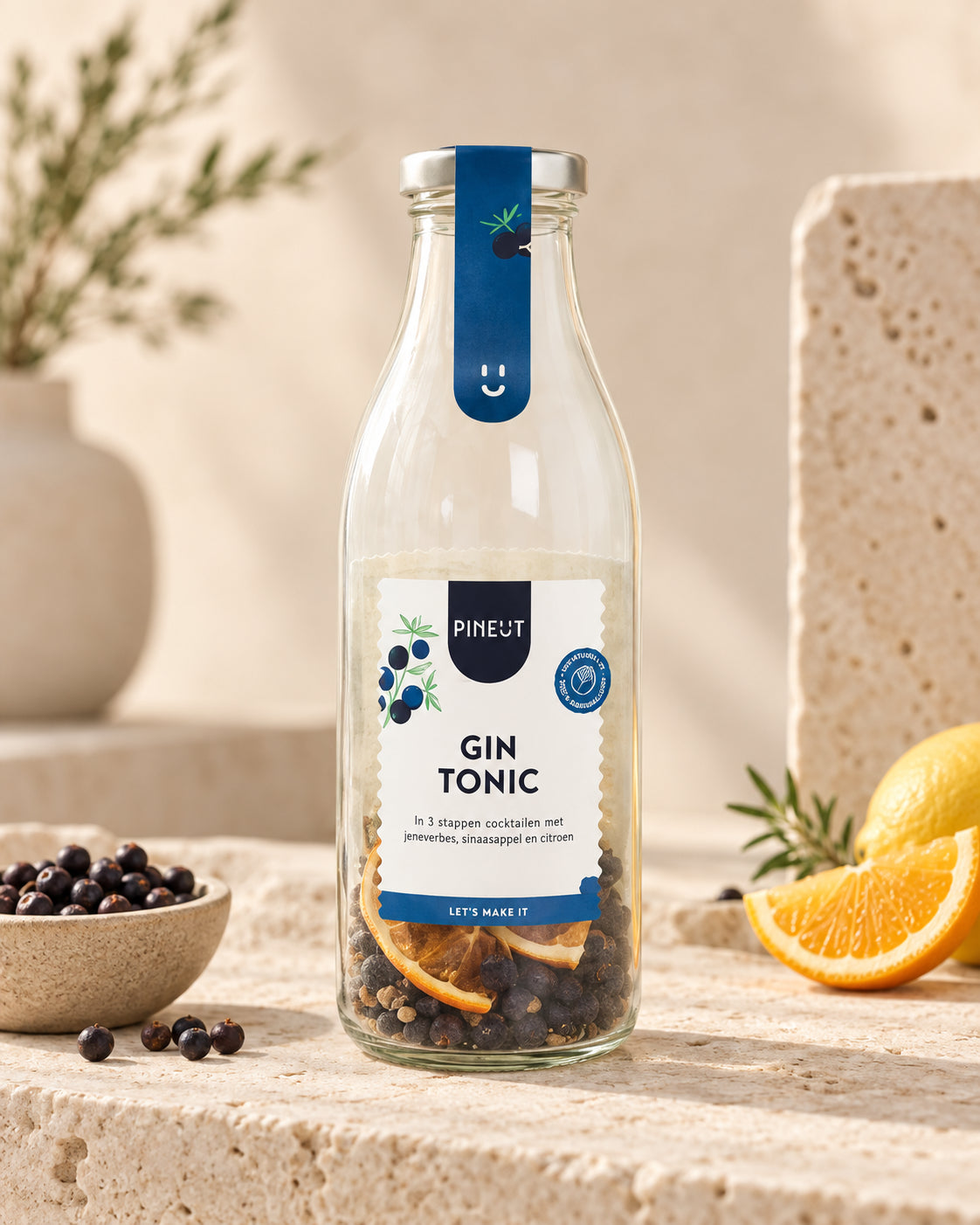 Cocktail Gin Tonic Cocktail maken karaf BIO op rustige sfeervolle productachtergrond
