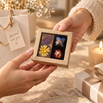 Combidoosje Mini met bloemenreep en bonbons in sfeervolle cadeaupresentatie