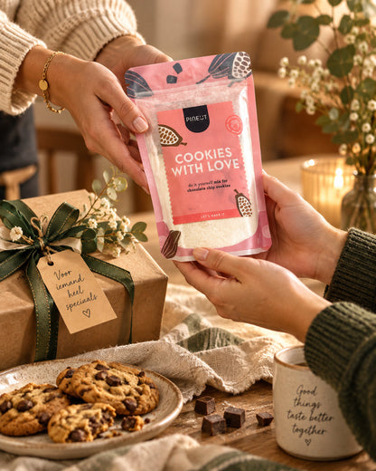 Cookies with Love als cadeau tijdens een persoonlijk overhandigingsmoment