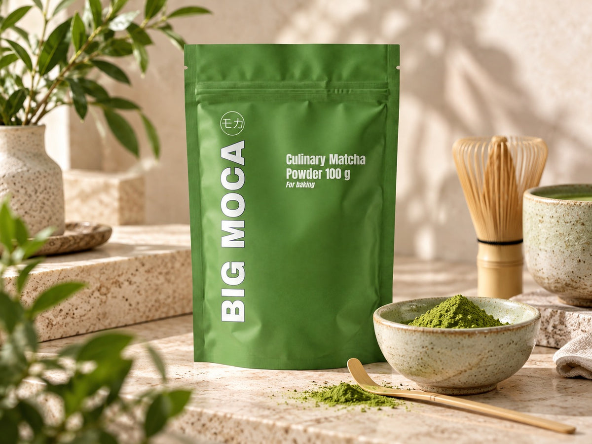 BIG MOCA Culinary Matcha 100g sfeerbeeld met matchapoeder, kom en bamboe matcha whisk