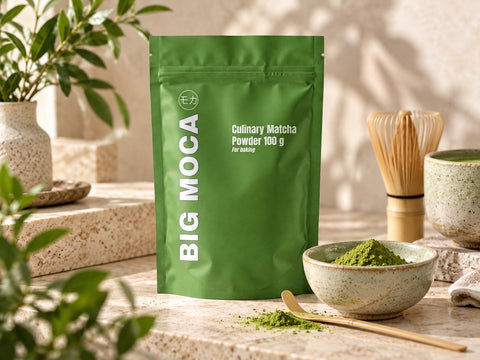 BIG MOCA Culinary Matcha 100g sfeerbeeld met matchapoeder, kom en bamboe matcha whisk