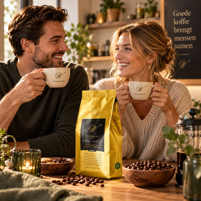 Twee mensen drinken vers gezette filterkoffie van Wagemakers