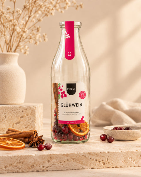 Glühwein BIO origineel winter cadeau op rustige sfeervolle productachtergrond