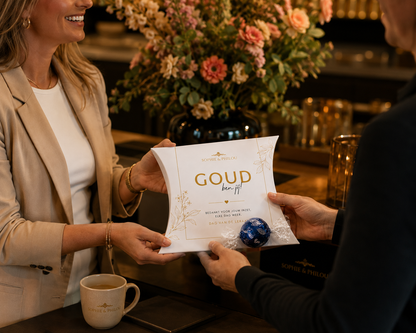 Overhandiging van Goud ben jij chocoladecadeau aan een leraar