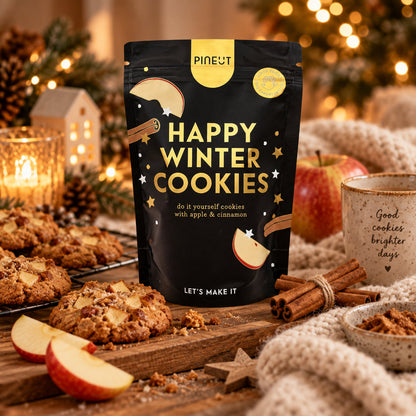 Sfeerbeeld van Holiday Special Happy Winter Cookies met warme styling en passende ingrediënten
