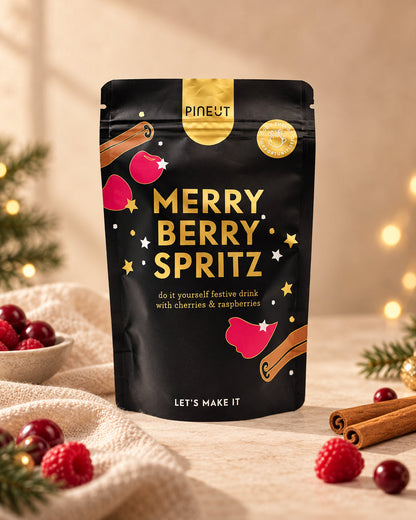 Holiday Special Merry Berry Spritz Mocktail van Pineut op rustige sfeervolle productachtergrond