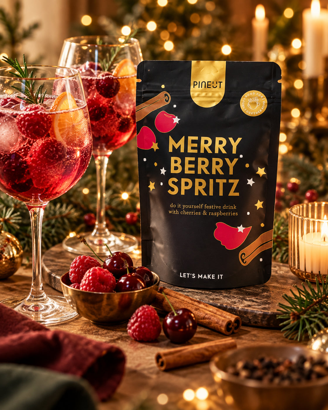 Sfeerbeeld van Holiday Special Merry Berry Spritz Mocktail met warme styling en passende ingrediënten