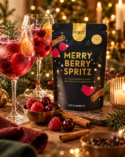 Sfeerbeeld van Holiday Special Merry Berry Spritz Mocktail met warme styling en passende ingrediënten