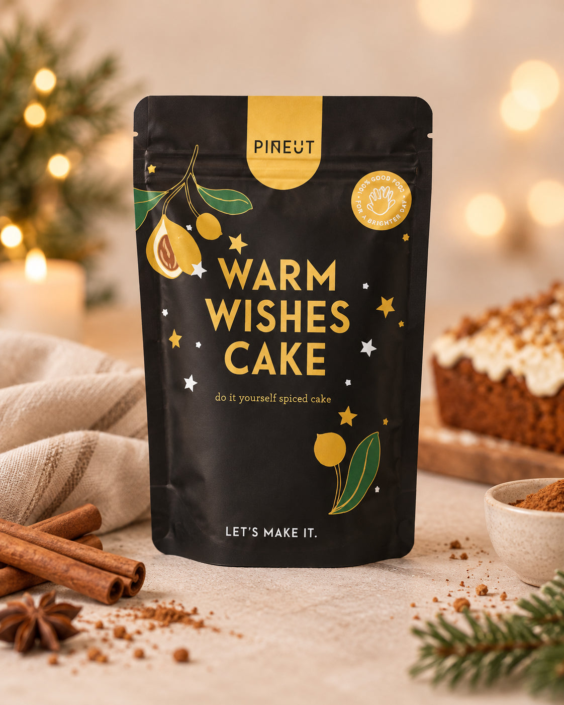 Holiday Special Warm Wishes Cake van Pineut op rustige sfeervolle productachtergrond