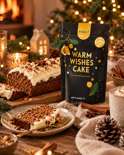 Sfeerbeeld van Holiday Special Warm Wishes Cake met warme styling en passende ingrediënten