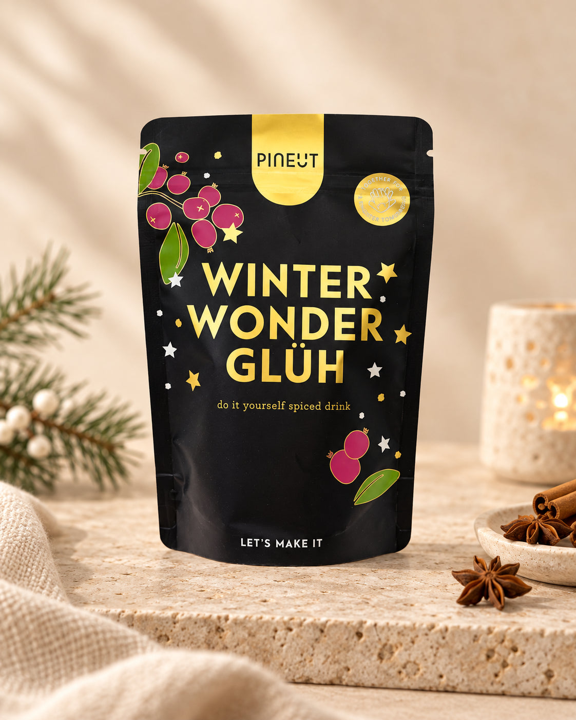 Holiday Special Winter Wonder Glühwein van Pineut op rustige sfeervolle productachtergrond