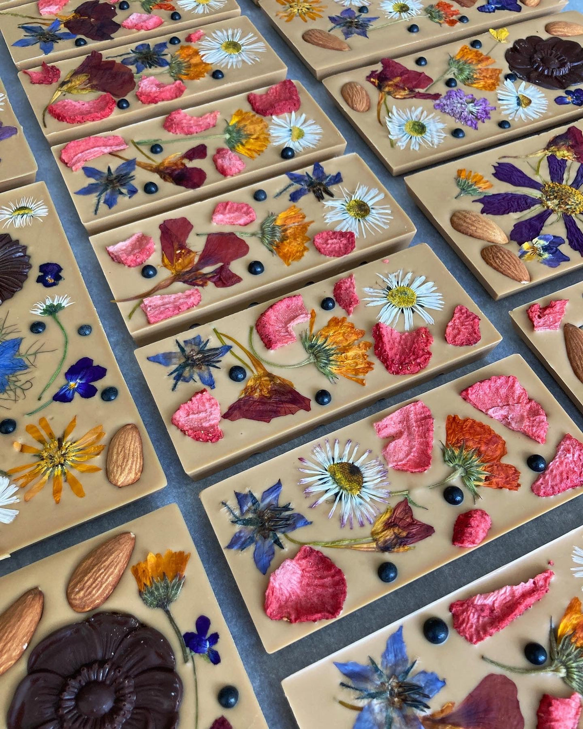 Kleine bloemenreep chocolade met eetbare bloemen