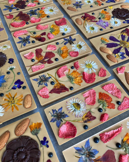 Kleine bloemenreep chocolade met eetbare bloemen