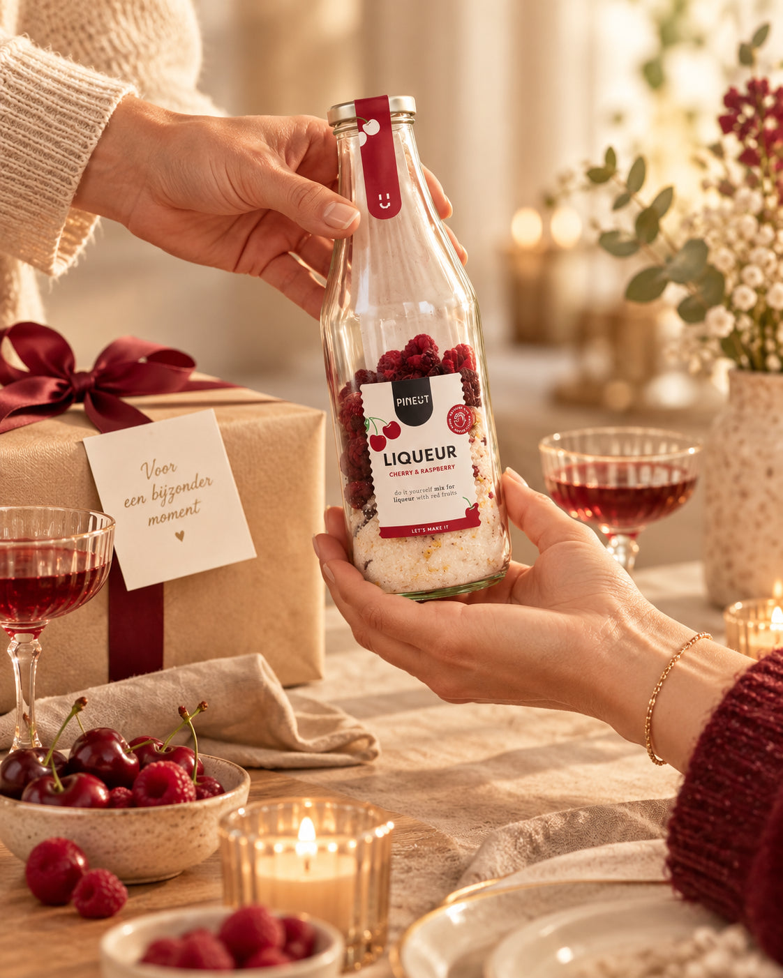 Kersenlikeur Karaf Cherry & Raspberry BIO als cadeau tijdens een persoonlijk overhandigingsmoment