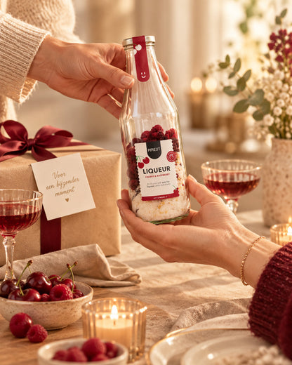 Kersenlikeur Karaf Cherry & Raspberry BIO als cadeau tijdens een persoonlijk overhandigingsmoment