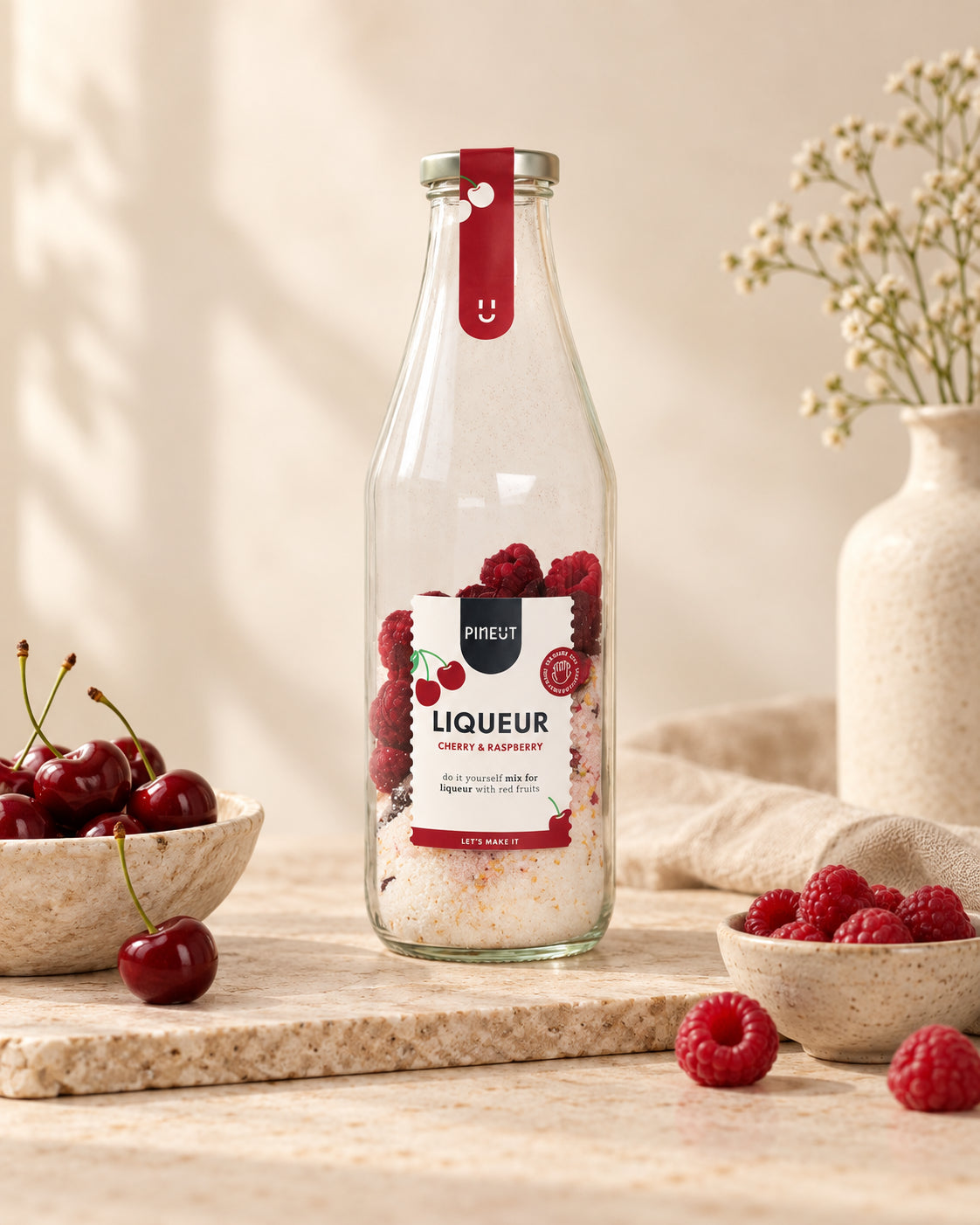 Kersenlikeur Karaf Cherry & Raspberry BIO op rustige sfeervolle productachtergrond