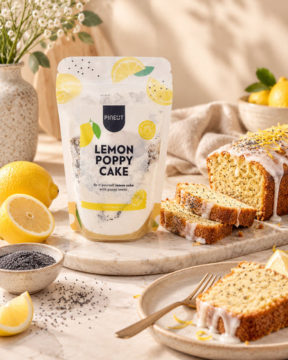 Sfeerbeeld van Lemon Poppy Cake Pouchbag met warme styling en passende ingrediënten