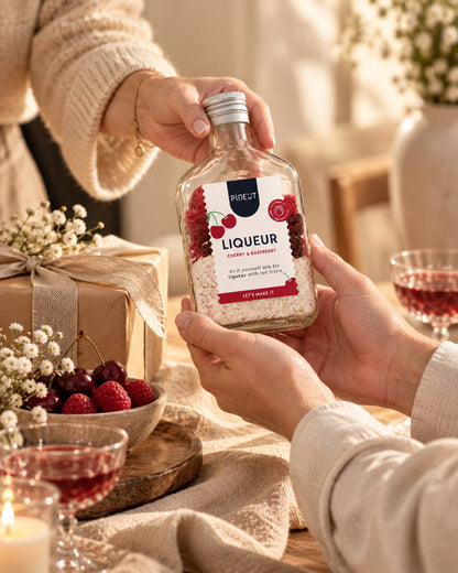 Likeur maken Pineut Kersenlikeur Zakflacon Cherry & Raspberry BIO als cadeau tijdens een persoonlijk overhandigingsmoment
