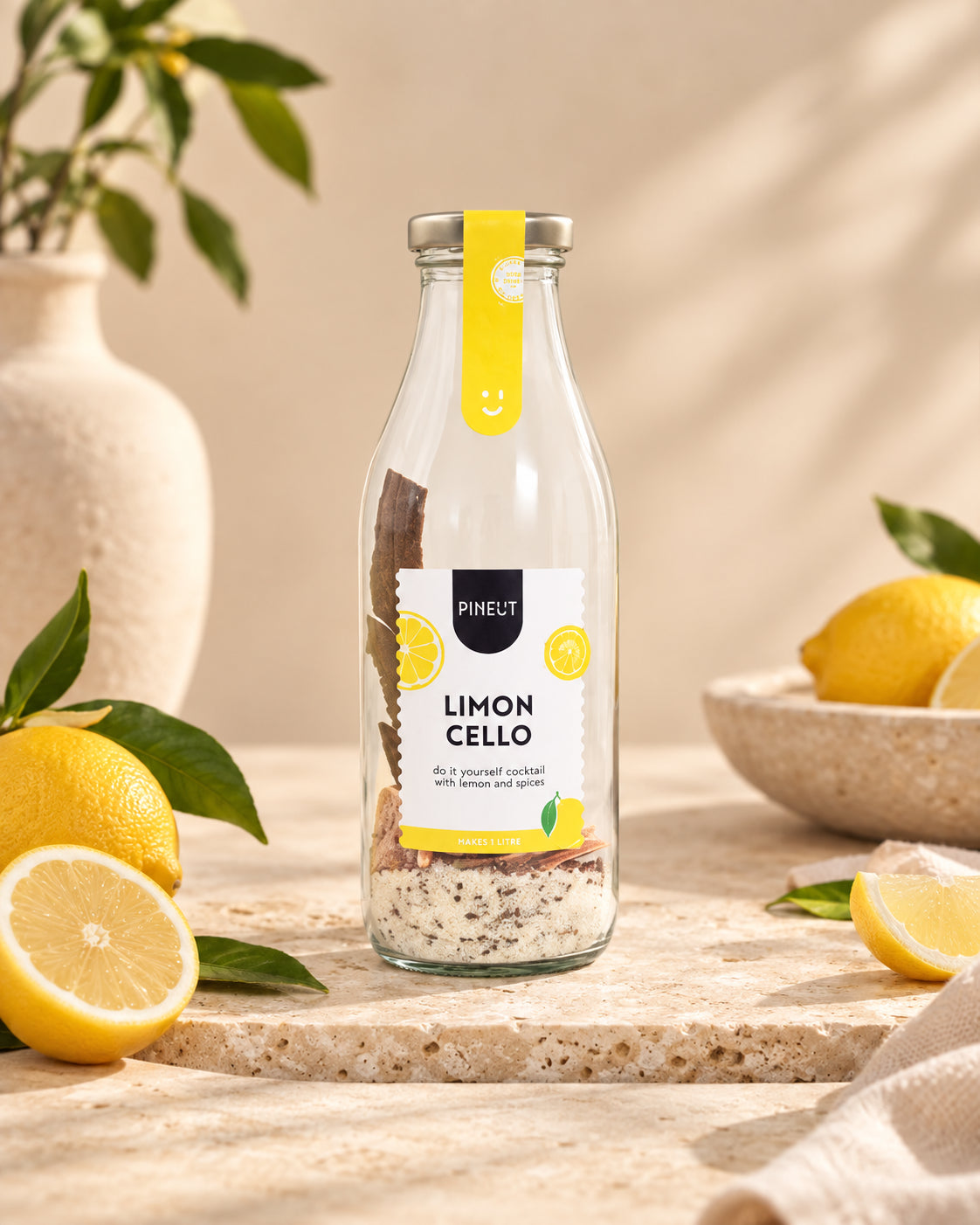 Limoncello maken DIY Cocktail in fles BIO Pineut van Pineut op rustige sfeervolle productachtergrond